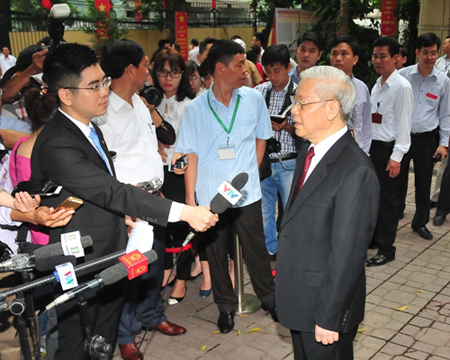Tổng Bí thư Nguyễn Phú Trọng trao đổi với báo chí ngay sau khi thực hiện bỏ phiếu bầu cử.